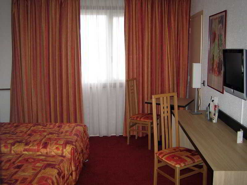 Inter-Hotel La Closerie Beaune Room photo