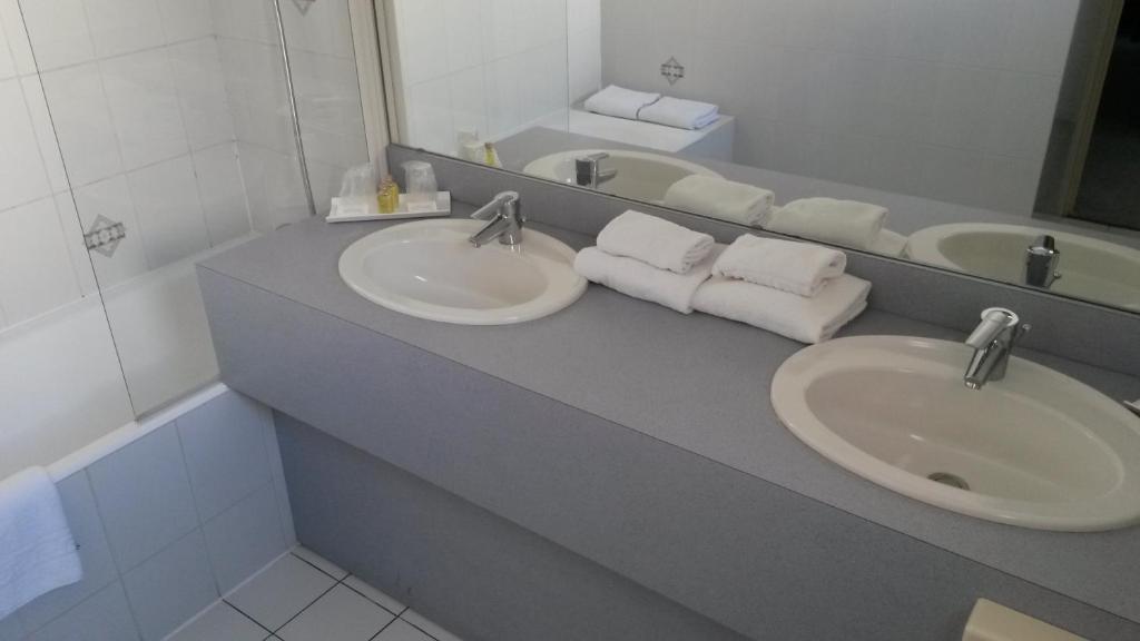 Inter-Hotel La Closerie Beaune Room photo