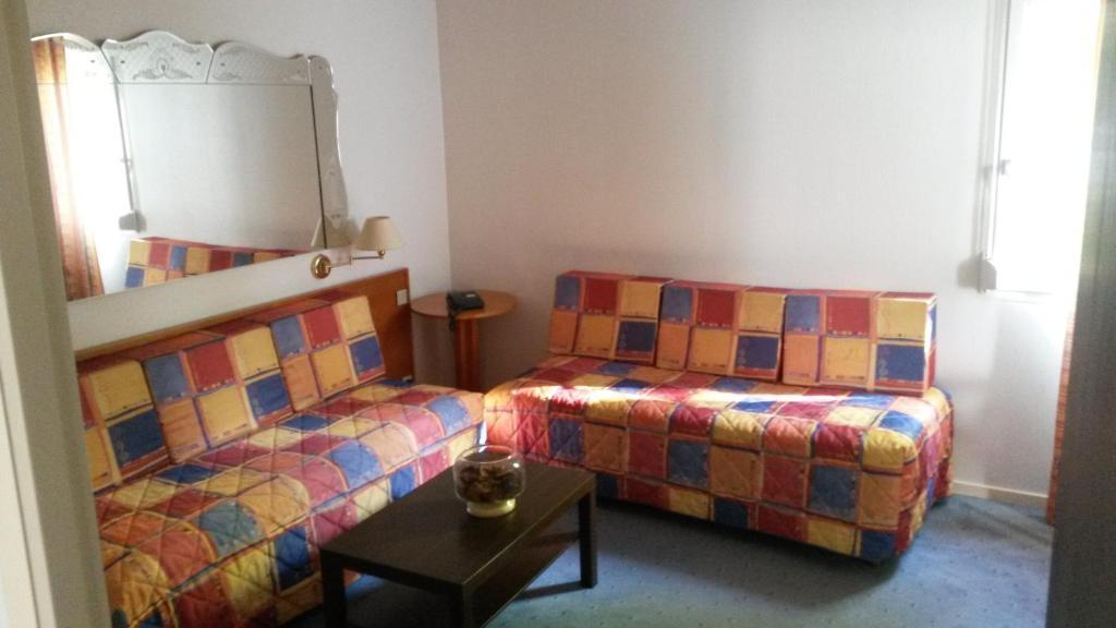Inter-Hotel La Closerie Beaune Room photo