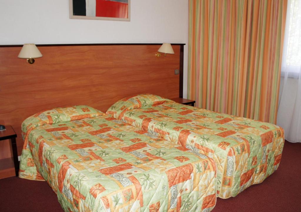 Inter-Hotel La Closerie Beaune Room photo