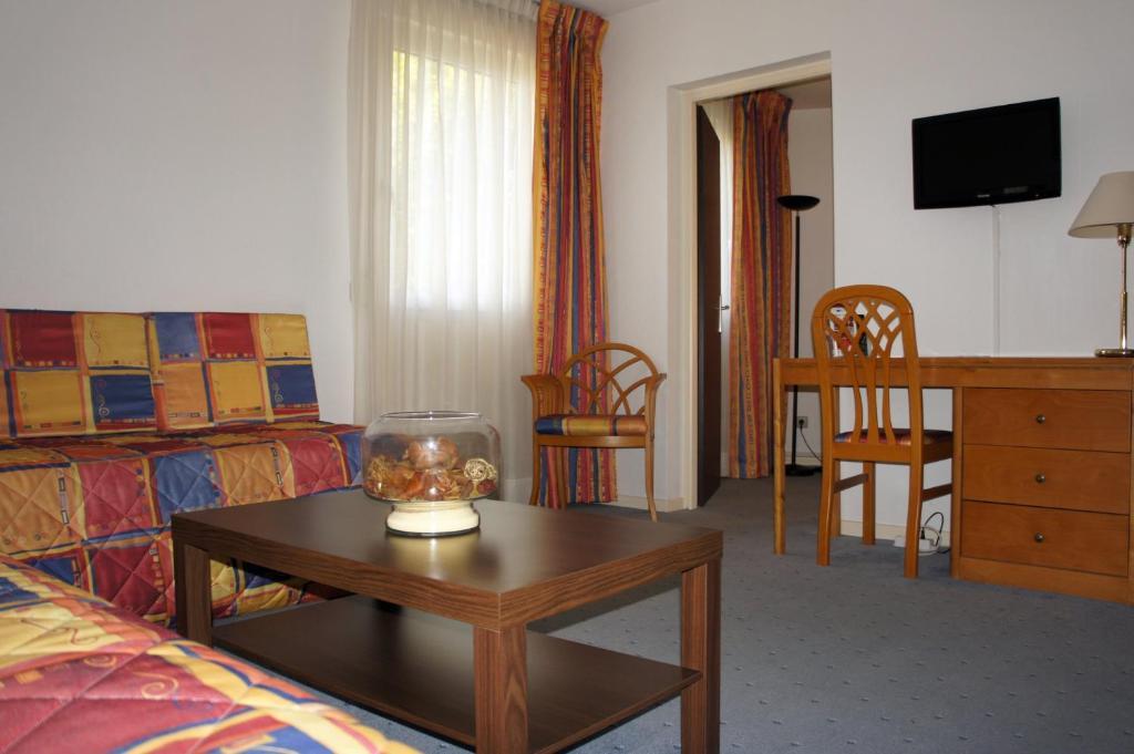 Inter-Hotel La Closerie Beaune Room photo